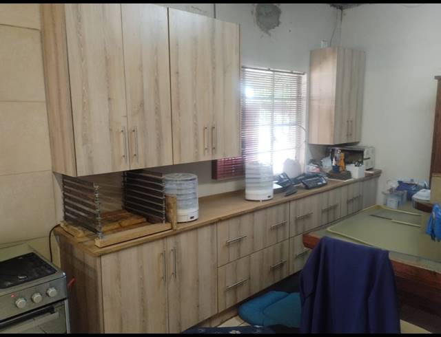 3 BEDROOM HOUSE FOR SALE IN OOS EINDE